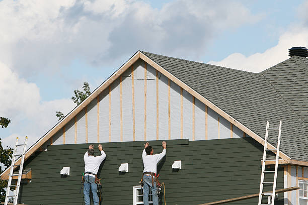 Professional Siding Replacement technician working in Vernon Hills, IL